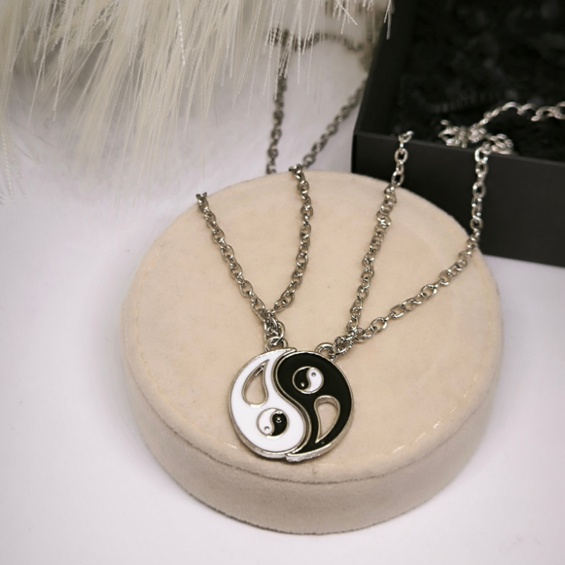 Kaklo papuošalų rinkinys porai ,,Yin Yang" Kaklo papuošalų rinkinys porai ,,Yin Yang"