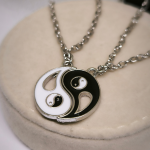 Kaklo papuošalų rinkinys porai ,,Yin Yang"