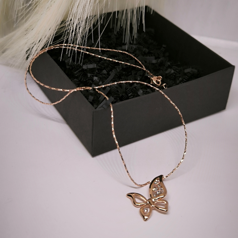 Drugelio formos aukso spalvos kaklo papuošalas – pakabutis