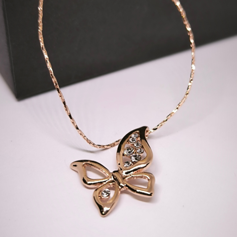 Drugelio formos aukso spalvos kaklo papuošalas – pakabutis