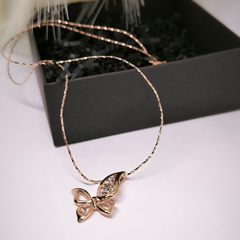 Drugelio formos aukso spalvos kaklo papuošalas – pakabutis