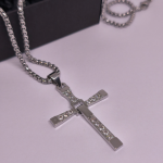 Kaklo papuošalas iš filmo “Greiti ir įsiutę“ Kaklo papuošalas iš filmo “Greiti ir įsiutę“