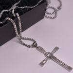 Kaklo papuošalas iš filmo “Greiti ir įsiutę“ Kaklo papuošalas iš filmo “Greiti ir įsiutę“