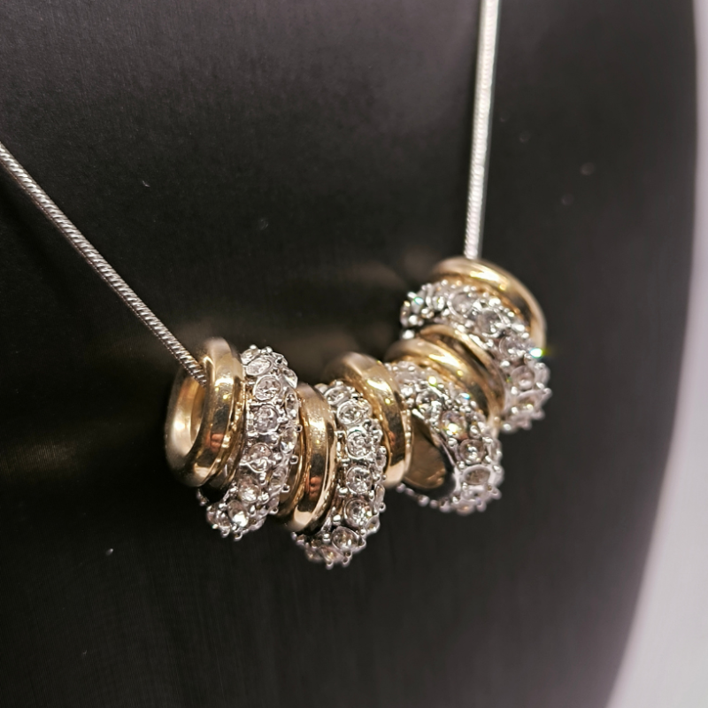 Moteriškas kaklo papuošalas ,,Žiedai" Moteriškas kaklo papuošalas ,,Žiedai"