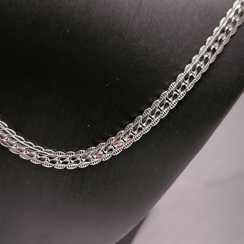 Masyvi, sidabro spalvos grandinėlė