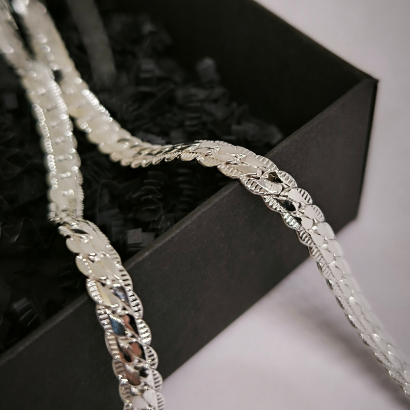 Masyvi, sidabro spalvos grandinėlė