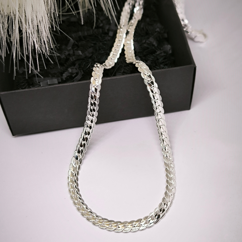 Masyvi, sidabro spalvos grandinėlė