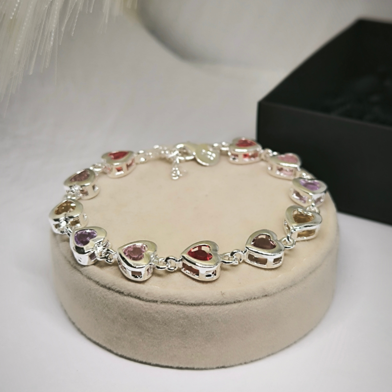 Širdelėmis dekoruota moteriška apyrankė Širdelėmis dekoruota moteriška apyrankė