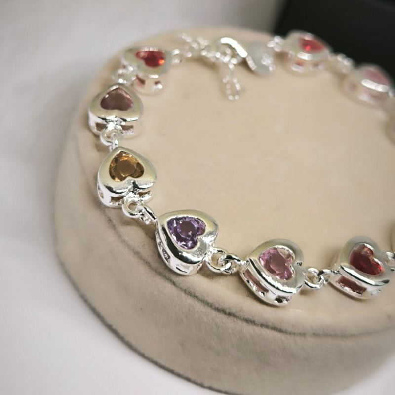 Širdelėmis dekoruota moteriška apyrankė Širdelėmis dekoruota moteriška apyrankė