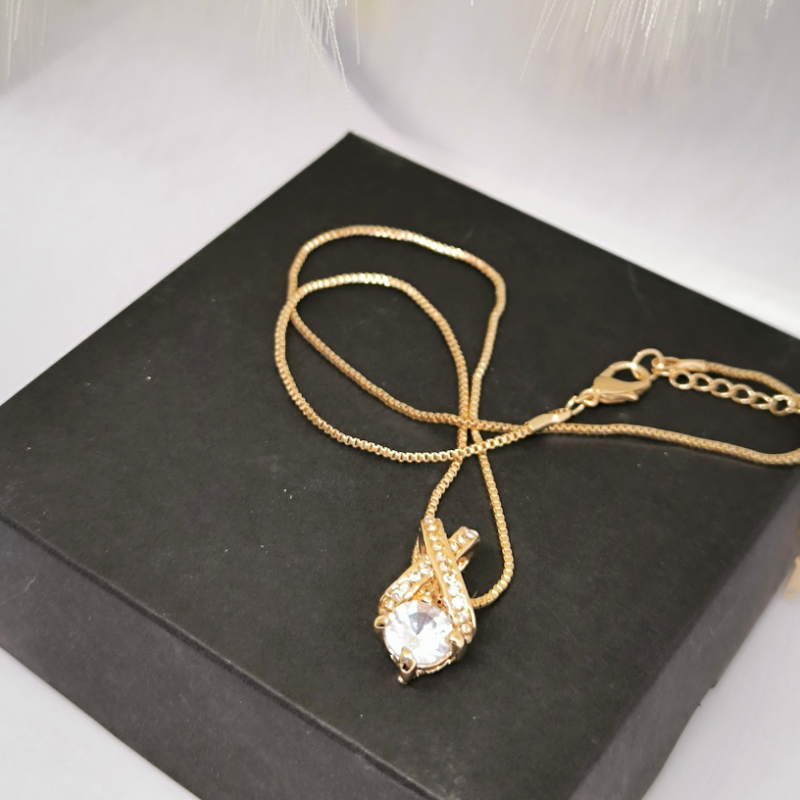 Modernus, žavus kaklo papuošalas su cirkoniu Modernus, žavus kaklo papuošalas su cirkoniu