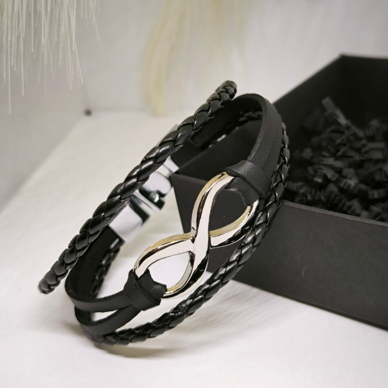 Puikiai derančių odinių apyrankių rinkinys poroms