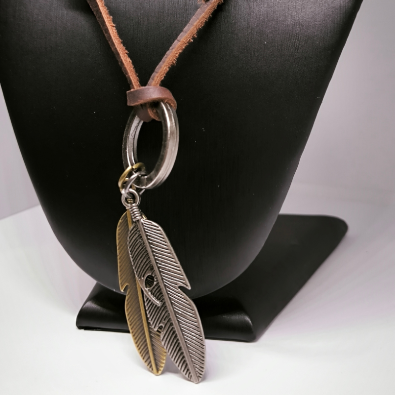 Bohemiško stiliaus kaklo papuošalas su plunksnomis