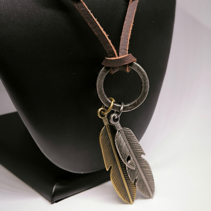 Bohemiško stiliaus kaklo papuošalas su plunksnomis