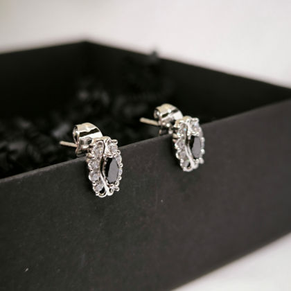 Bohemiško stiliaus auskarai su puošniais ornamentais