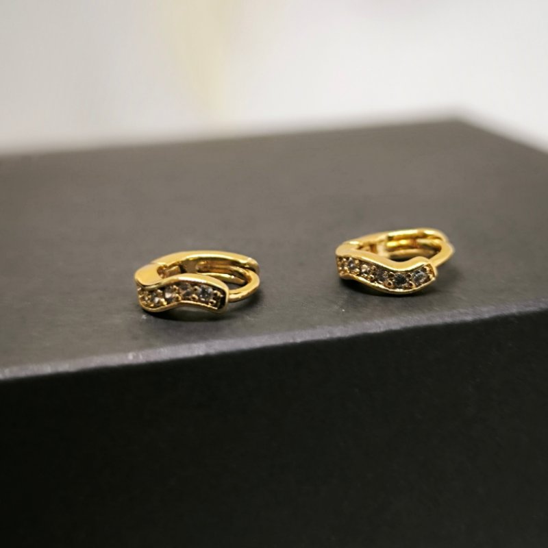 Prašmatnūs aukso spalvos auskarai su miniatiūriniais kristaliukais Prašmatnūs aukso spalvos auskarai su miniatiūriniais kristaliukais