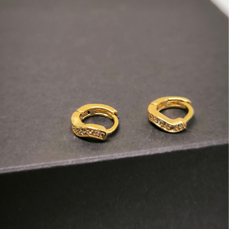 Prašmatnūs aukso spalvos auskarai su miniatiūriniais kristaliukais Prašmatnūs aukso spalvos auskarai su miniatiūriniais kristaliukais