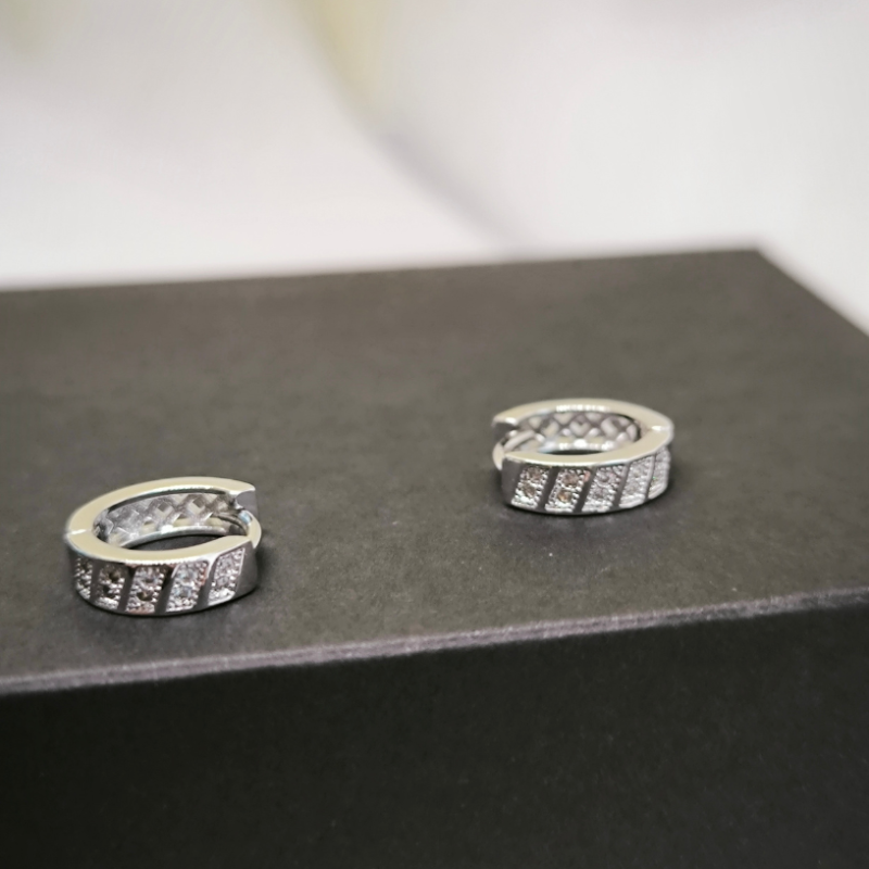 Šiuolaikiški žiedo formos auskarai su cirkoniu