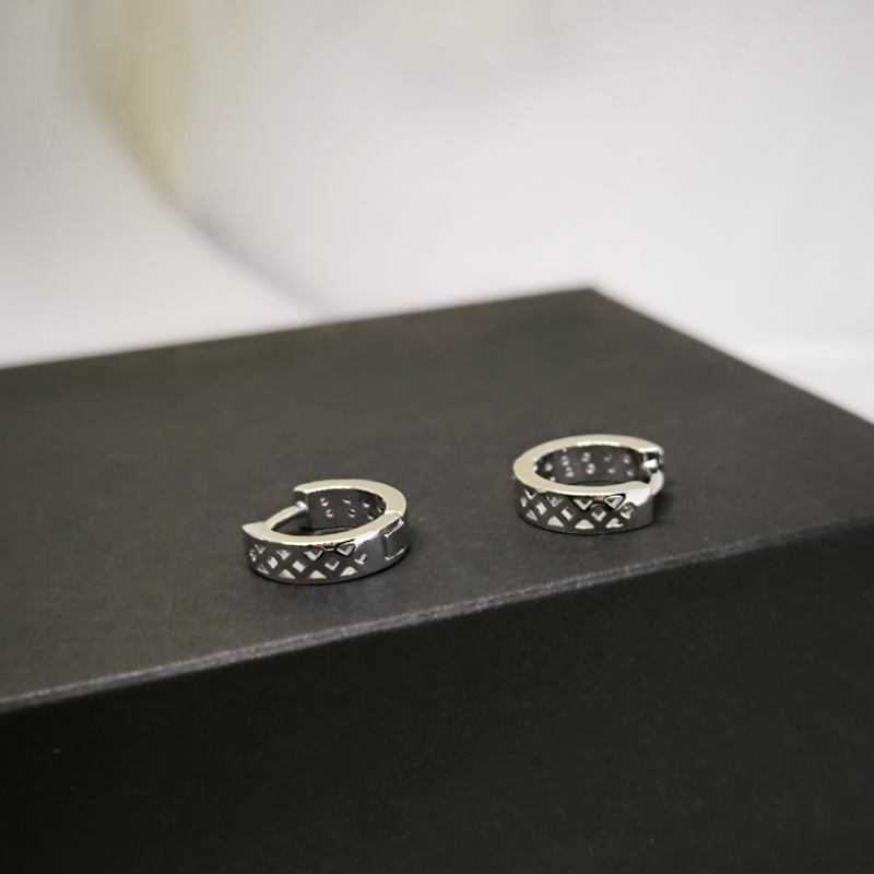 Šiuolaikiški žiedo formos auskarai su cirkoniu