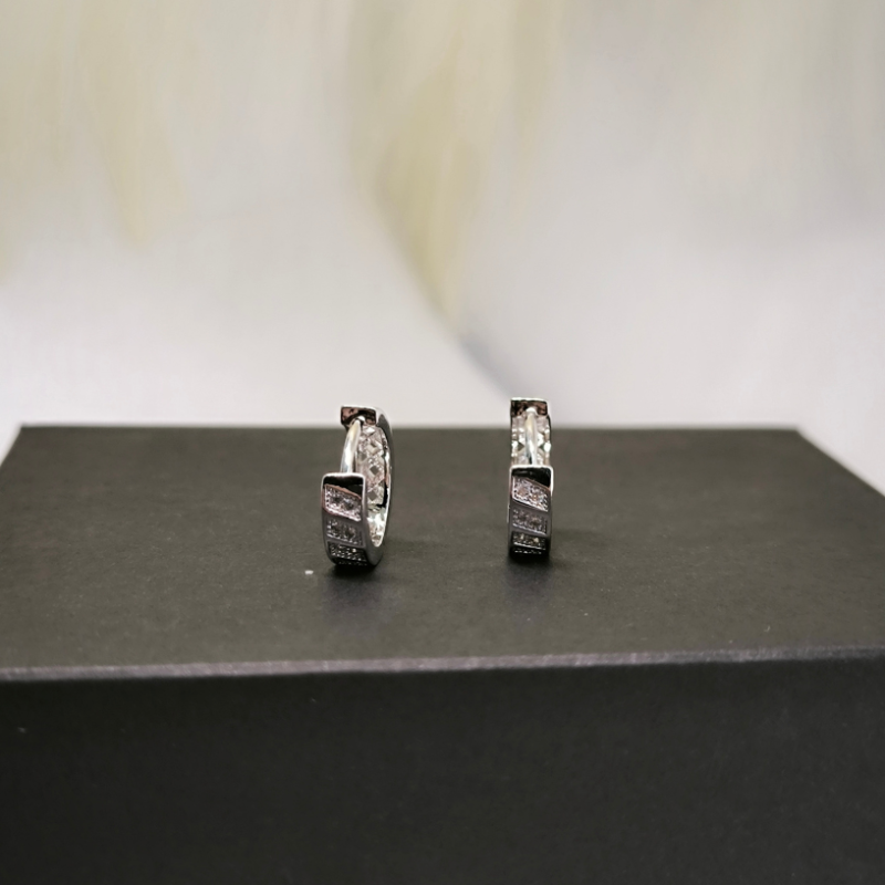 Šiuolaikiški žiedo formos auskarai su cirkoniu