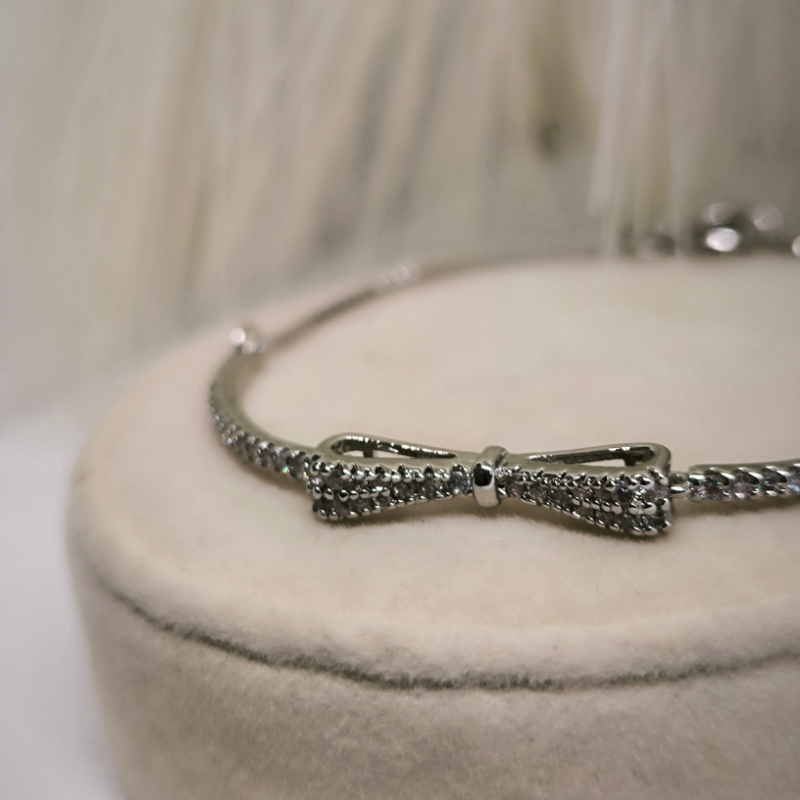 Žavinga moteriška apyrankė su kaspinėliu