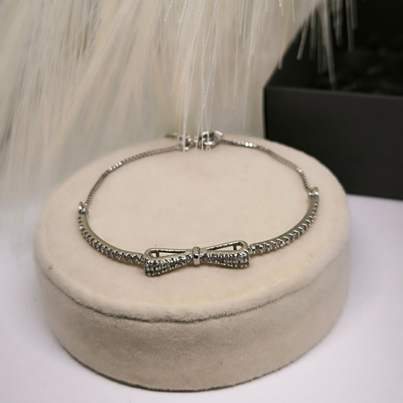 Žavinga moteriška apyrankė su kaspinėliu