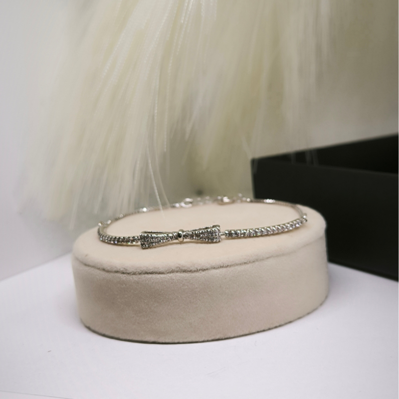 Žavinga moteriška apyrankė su kaspinėliu