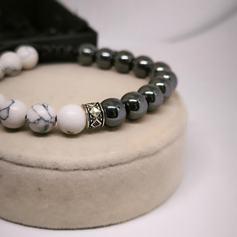 Apyrankė su blizgiais karoliukais ir tigro akimi