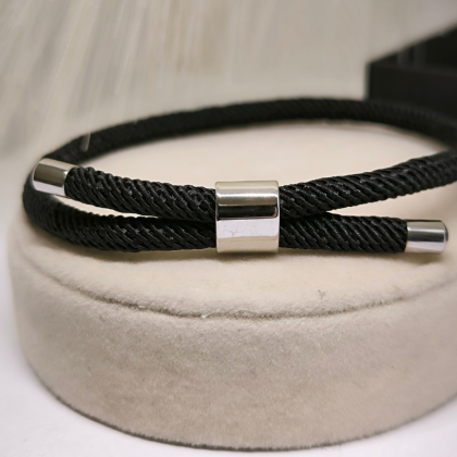 Reguliuojama minimalistinė medžiaginė apyrankė