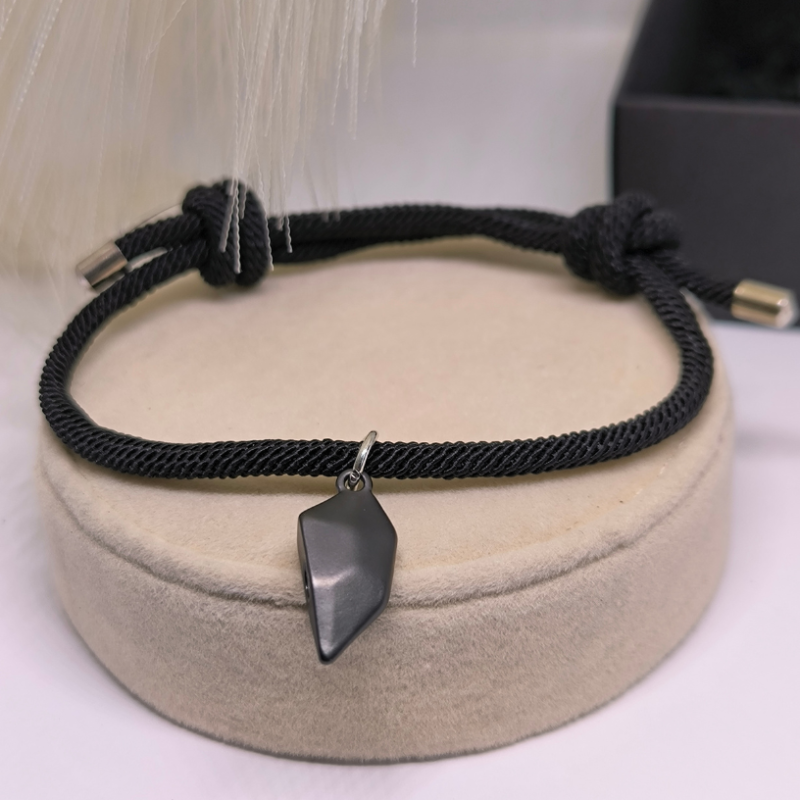 Originalaus dizaino medžiaginių apyrankių rinkinys su magnetiniu pakabučiu Originalaus dizaino medžiaginių apyrankių rinkinys su magnetiniu pakabučiu