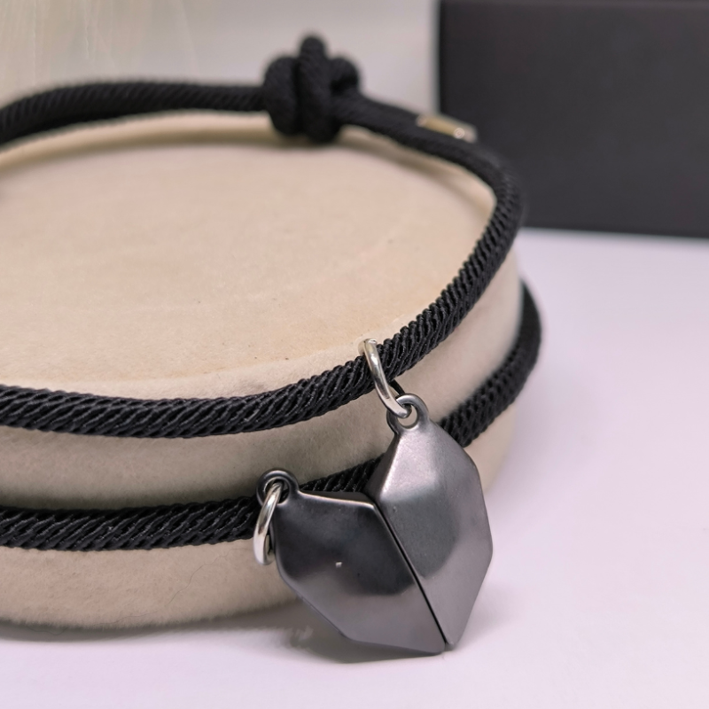 Originalaus dizaino medžiaginių apyrankių rinkinys su magnetiniu pakabučiu Originalaus dizaino medžiaginių apyrankių rinkinys su magnetiniu pakabučiu