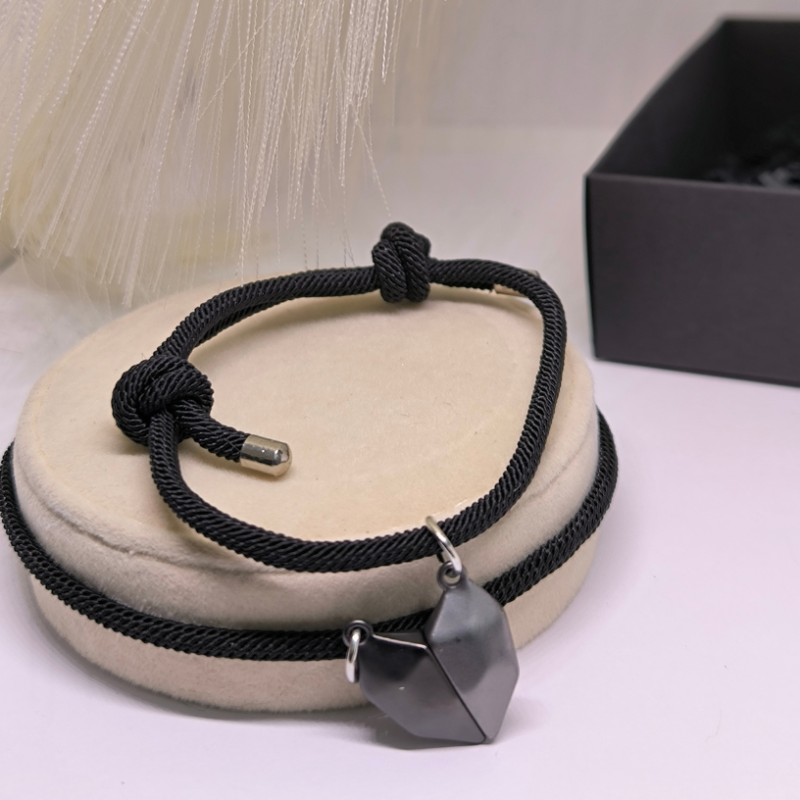 Originalaus dizaino medžiaginių apyrankių rinkinys su magnetiniu pakabučiu Originalaus dizaino medžiaginių apyrankių rinkinys su magnetiniu pakabučiu
