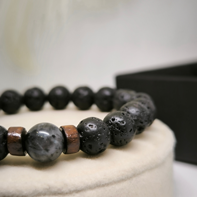 Stilinga lavos karoliukų apyrankė su medžio akcentais