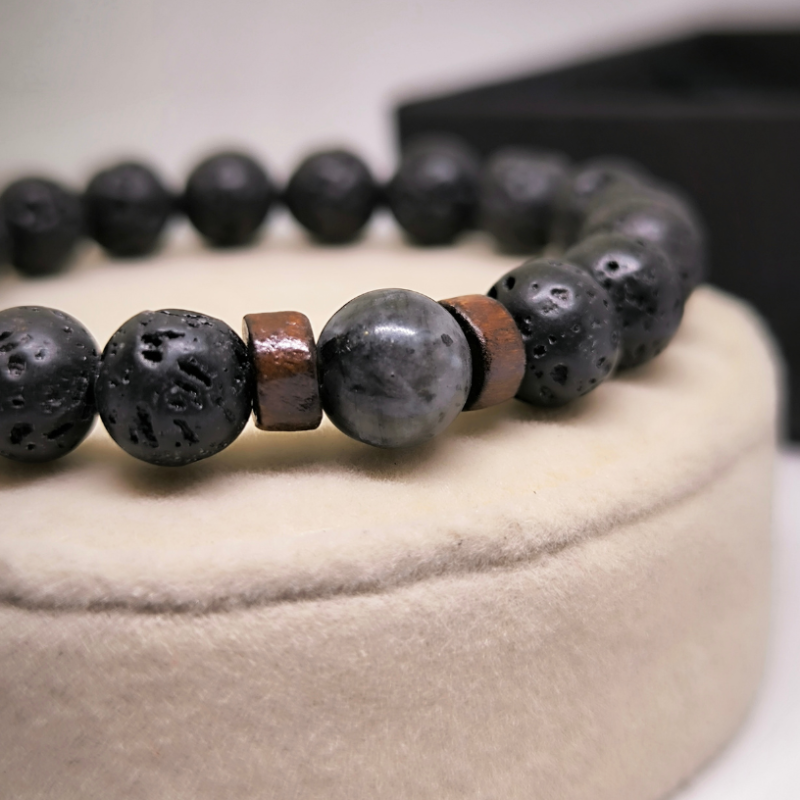 Stilinga lavos karoliukų apyrankė su medžio akcentais