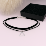 Čokeris (choker) su trikampiu