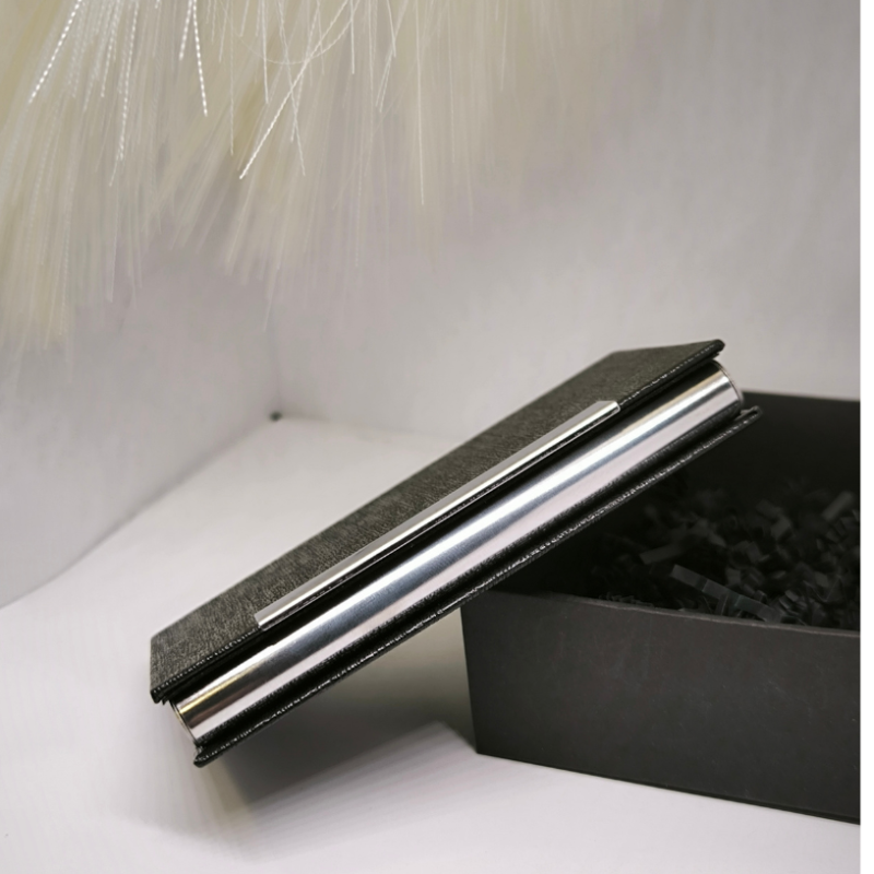 Modernus vizitinių kortelių dėklas su magnetiniu užsegimu Modernus vizitinių kortelių dėklas su magnetiniu užsegimu