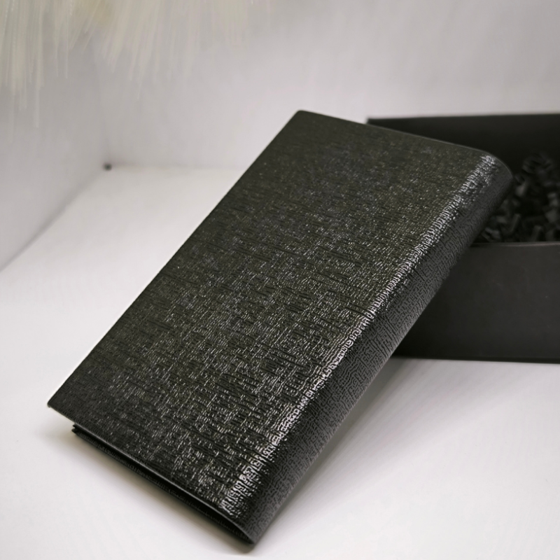 Modernus vizitinių kortelių dėklas su magnetiniu užsegimu Modernus vizitinių kortelių dėklas su magnetiniu užsegimu