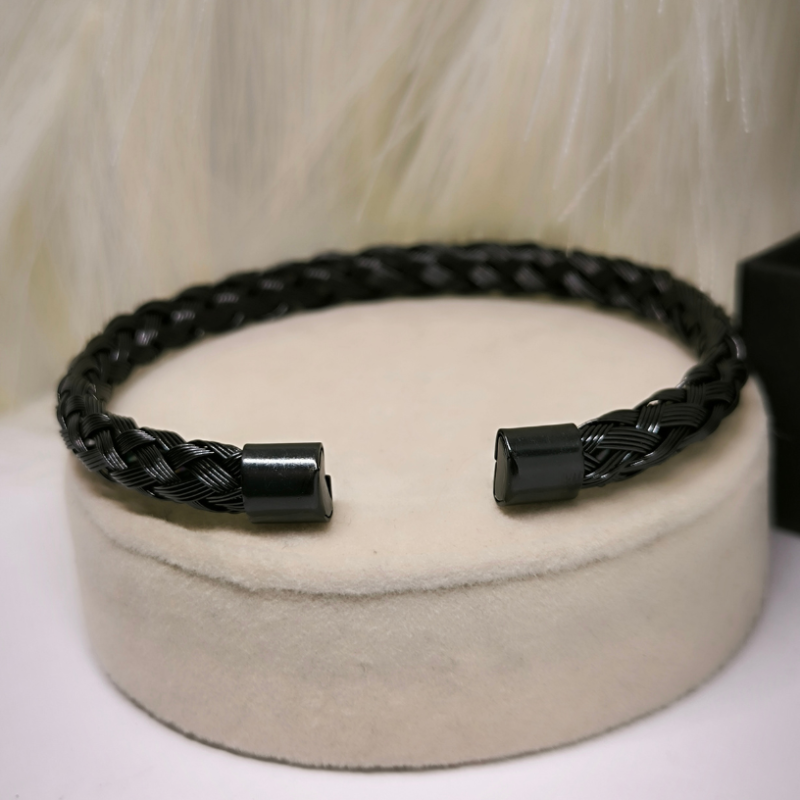 Pynutės formos minimalistinė juoda vyriška apyrankė