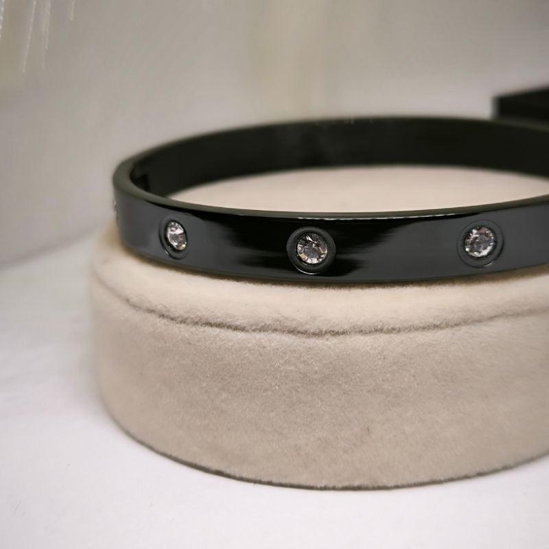 Prašmatnus juodos spalvos apyrankių rinkinys su cirkoniu vyrams