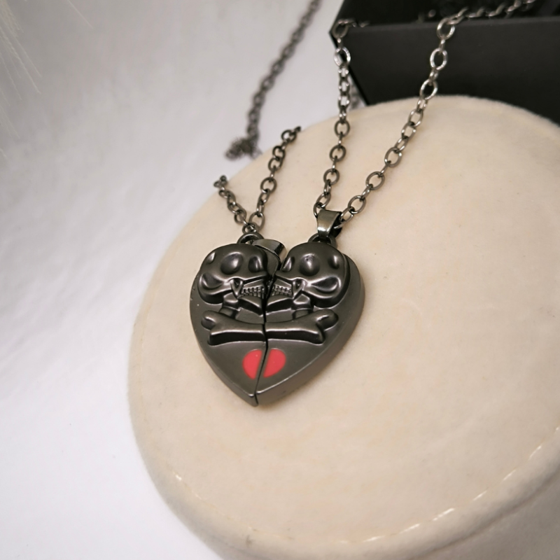 Kaklo pakabukai su kaukolėmis porai