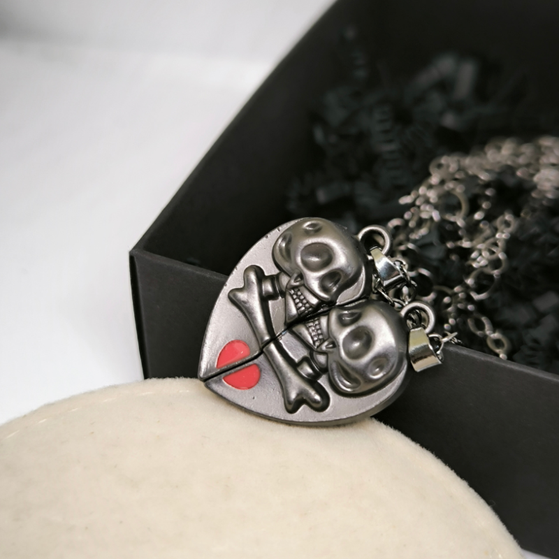 Kaklo pakabukai su kaukolėmis porai