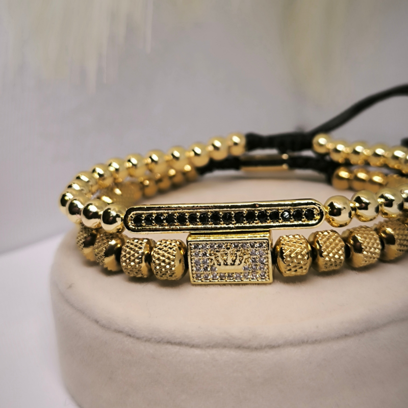 Aukso spalvos cirkonio karūna puošta apyrankė Aukso spalvos cirkonio karūna puošta apyrankė