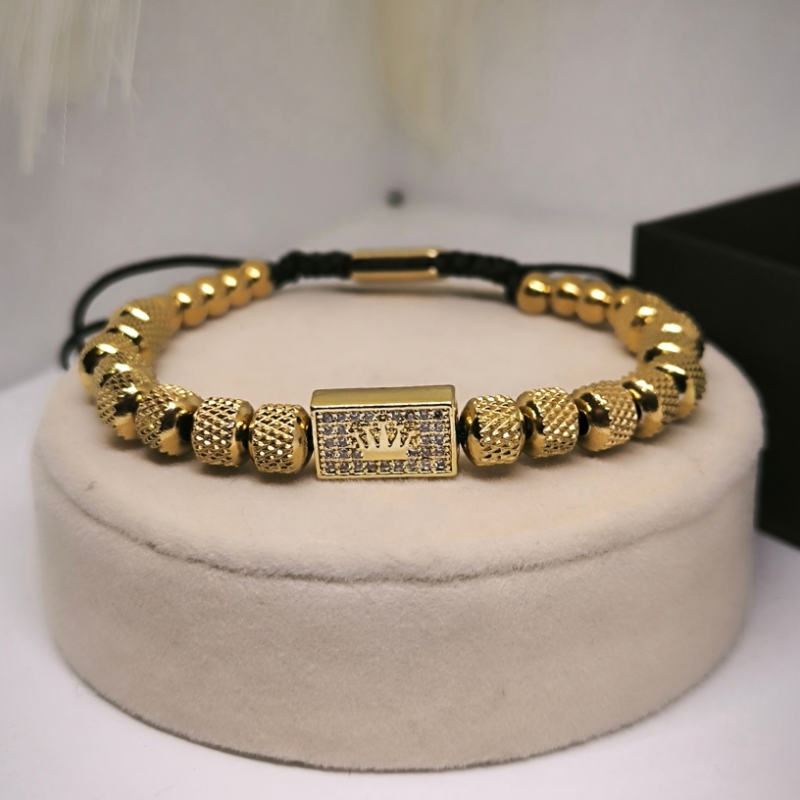 Aukso spalvos cirkonio karūna puošta apyrankė Aukso spalvos cirkonio karūna puošta apyrankė