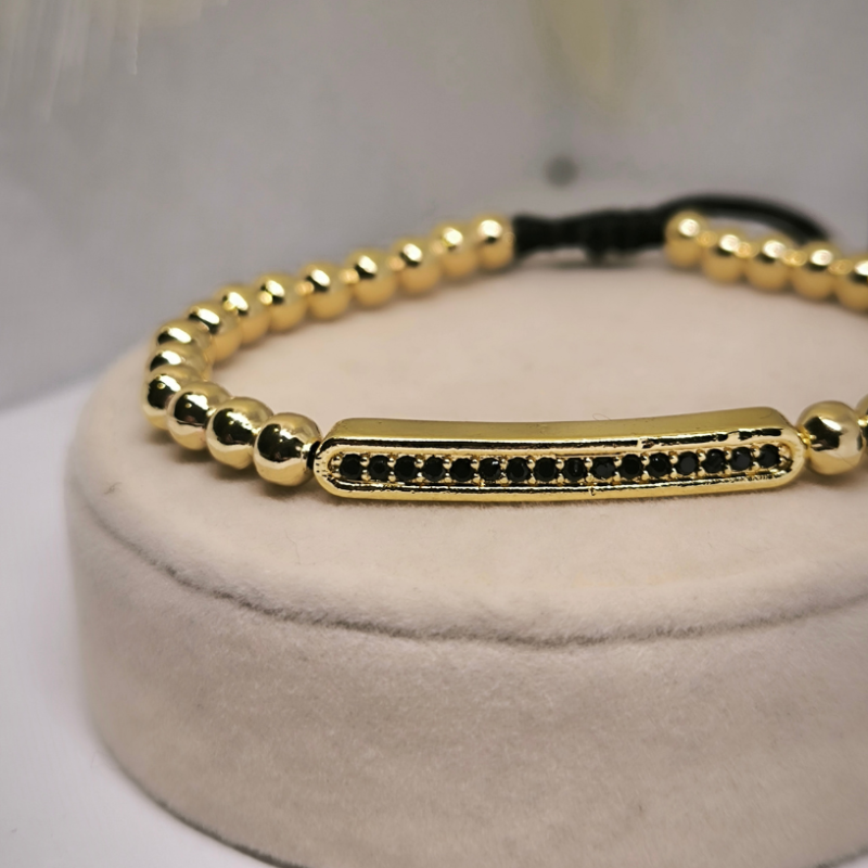 Aukso spalvos cirkonio karūna puošta apyrankė Aukso spalvos cirkonio karūna puošta apyrankė