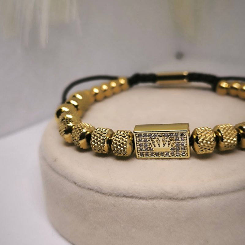 Aukso spalvos cirkonio karūna puošta apyrankė Aukso spalvos cirkonio karūna puošta apyrankė