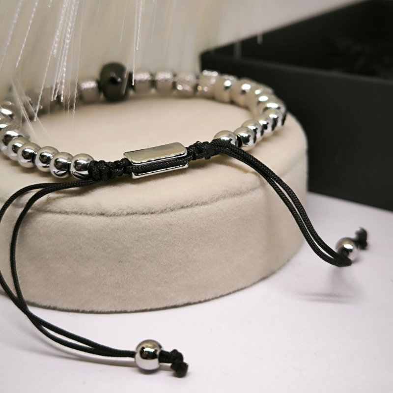 Žavi apyrankė su kaukole