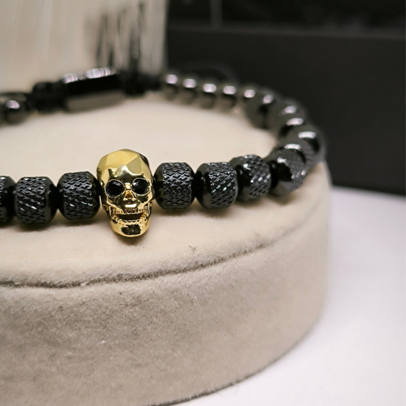 Kaukole dekoruota apyrankė vyrui