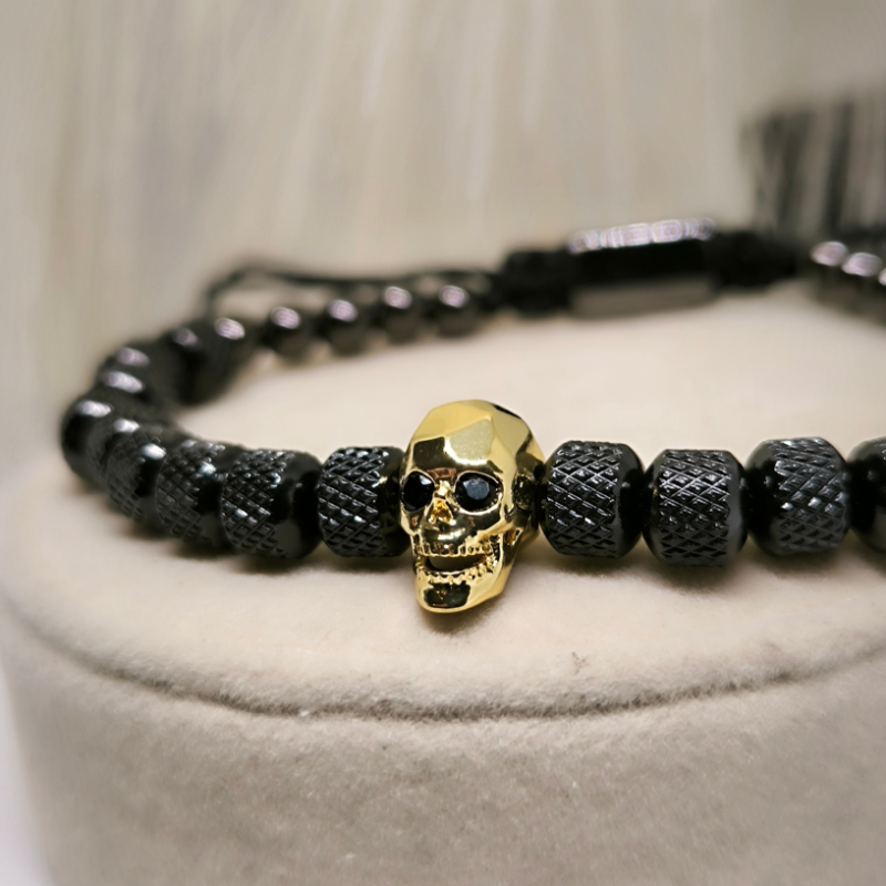 Kaukole dekoruota apyrankė vyrui