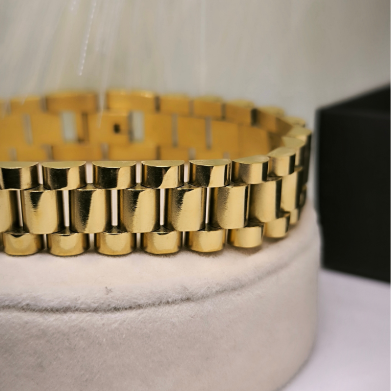 Prabangios, auksinės spalvos apyrankė tikram vyrui Prabangios, auksinės spalvos apyrankė tikram vyrui