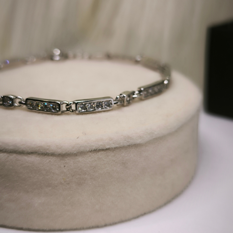 Prabanga kvepianti sidabro spalvos apyrankė