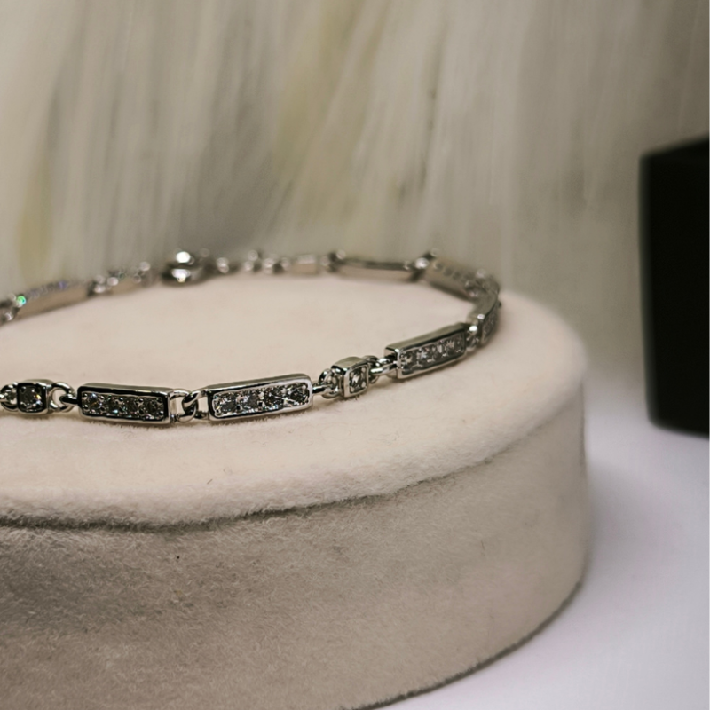 Prabanga kvepianti sidabro spalvos apyrankė